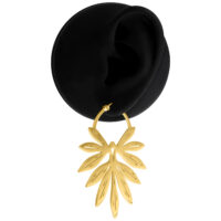 Goldene Bambus-Ohrringe mit Klappverschluss auf schwarzem Hintergrund