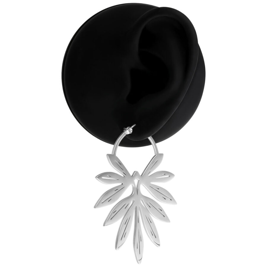 Aretes plateados con diseño de bambú sobre fondo negro