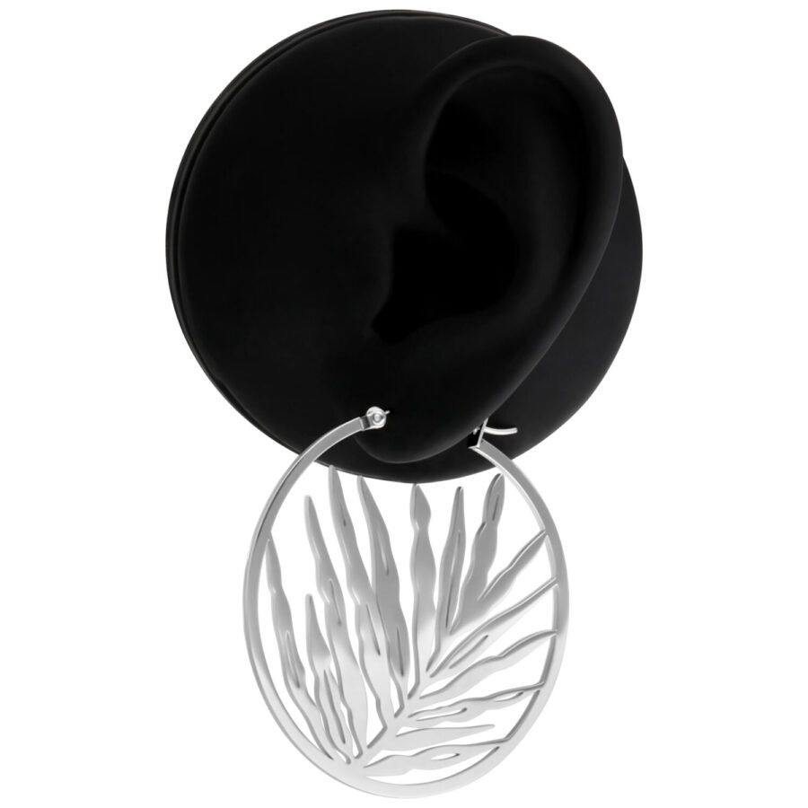 Pendientes plateados con diseño de hojas en modelo de oreja negra