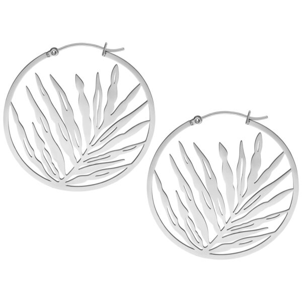Par de aros plateados con diseño de hoja delicado sobre fondo blanco