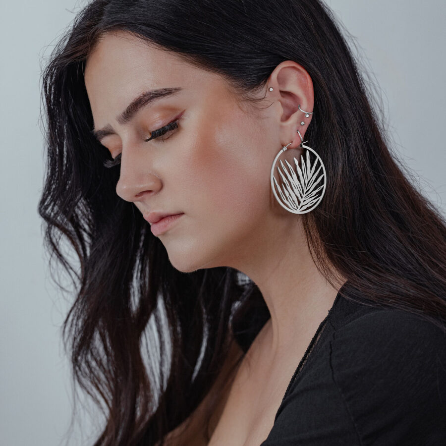 Aros Noble Leaf en plata en mujer con cabello largo y oscuro