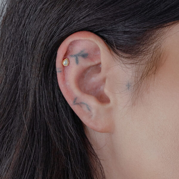Oreja con accesorio de cristal dorado de 14K Gold de Wildcat, ajuste perfecto