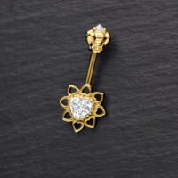Barbell Helix dorado vertical con cristal en forma de corazón sobre fondo negro