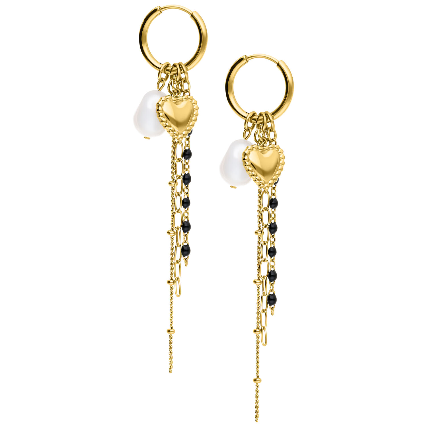 Goldene Creolen mit Herz- und Perlenanhänger auf weißem Hintergrund