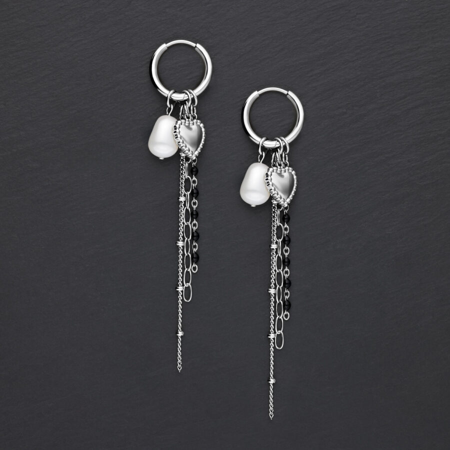 Pendientes plateados con colgante de corazón y perla sobre fondo negro
