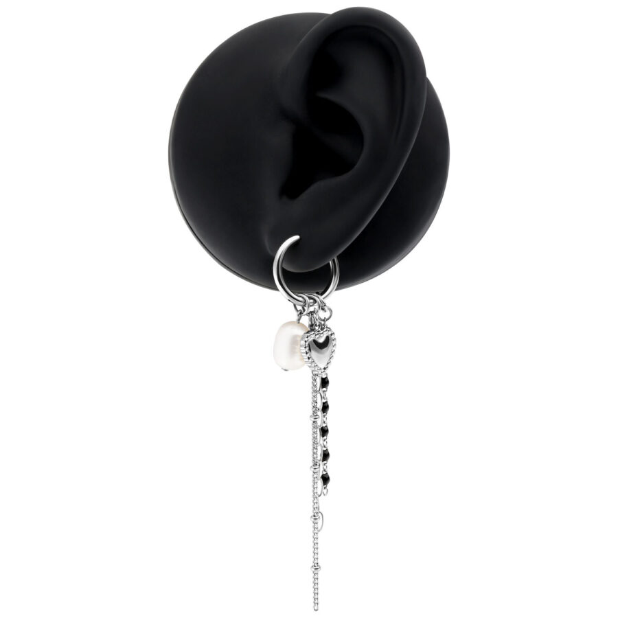 Pendientes plateados con colgante de corazón y perla en modelo de oreja negra