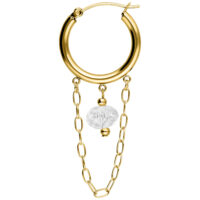 Goldener Ohrring mit weißem Stein und Kettenanhänger auf weißem Hintergrund