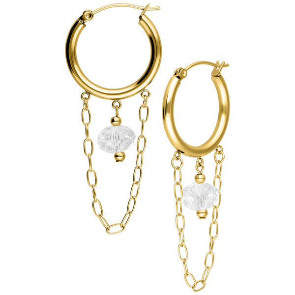 Aros de oro con cadenas y piedra blanca sobre fondo blanco