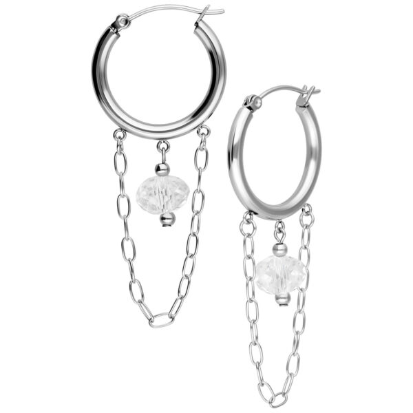 Par de aros de plata con cadenas y cristales claros sobre fondo blanco