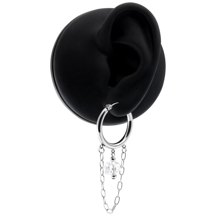 Aros plateados en un modelo de oreja negra con colgante de cadena