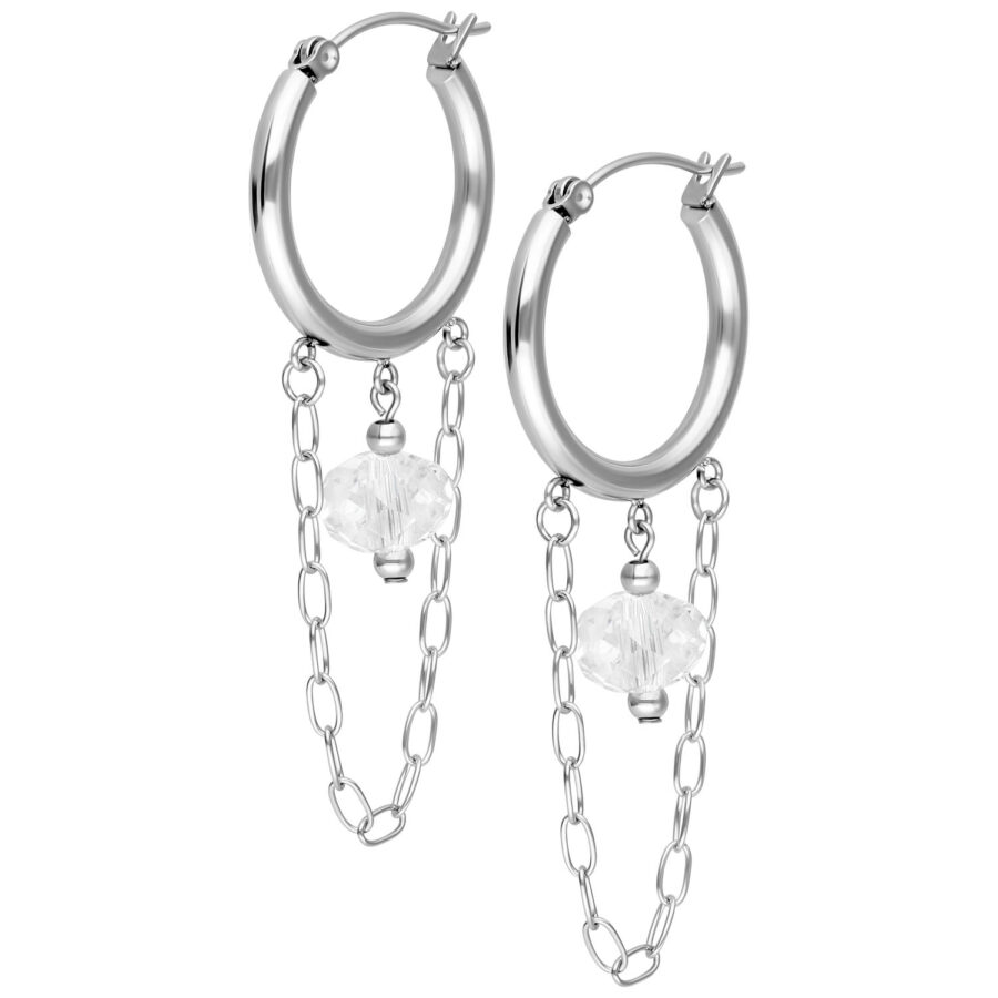 Aros plateados con piedras blancas y cadenas sobre fondo blanco