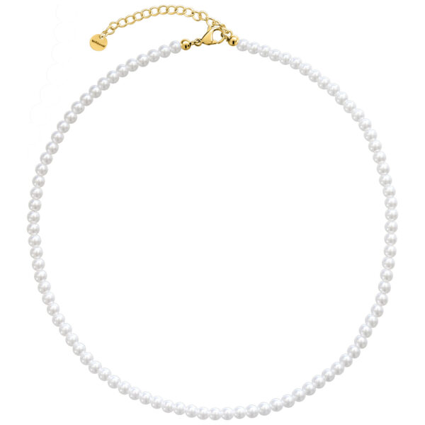 Pequeño collar de perlas sintéticas con cierre de metal dorado sobre fondo blanco