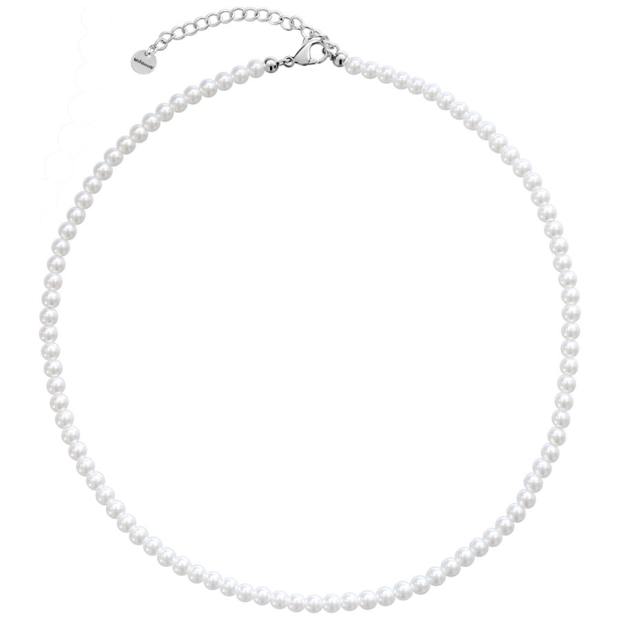 Collar de pequeñas perlas sintéticas de acero quirúrgico en plata sobre fondo blanco