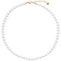 Collar de grandes perlas sintéticas con cierre dorado sobre fondo blanco