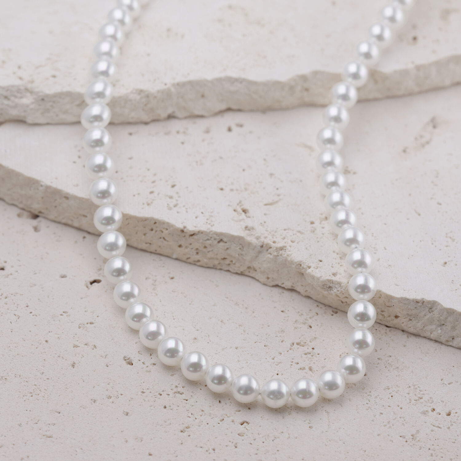 Collar grande de perlas sintéticas sobre fondo claro