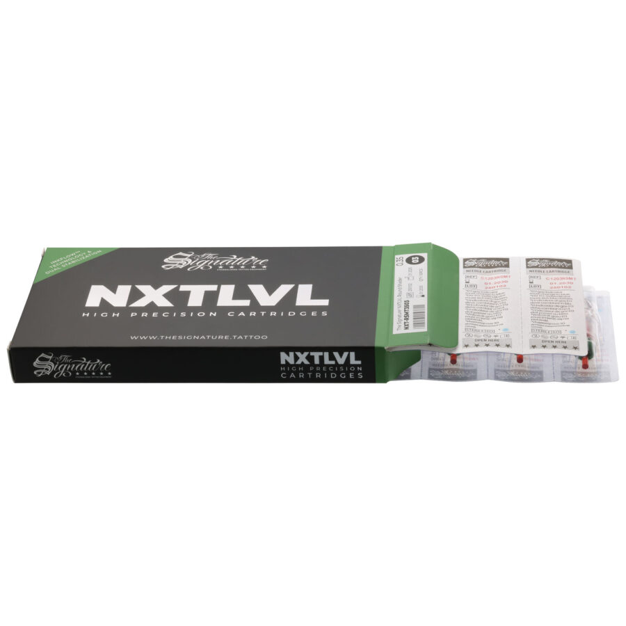Caja negra de The Signature® Agujas de Tatuaje con la caja abierta y agujas en primer plano