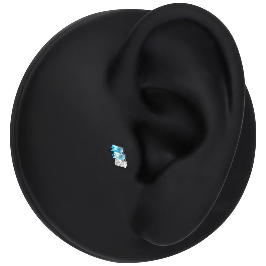 Accesorio Push Fit plateado con cristales de lavanda y turquesa en modelo de oreja negra