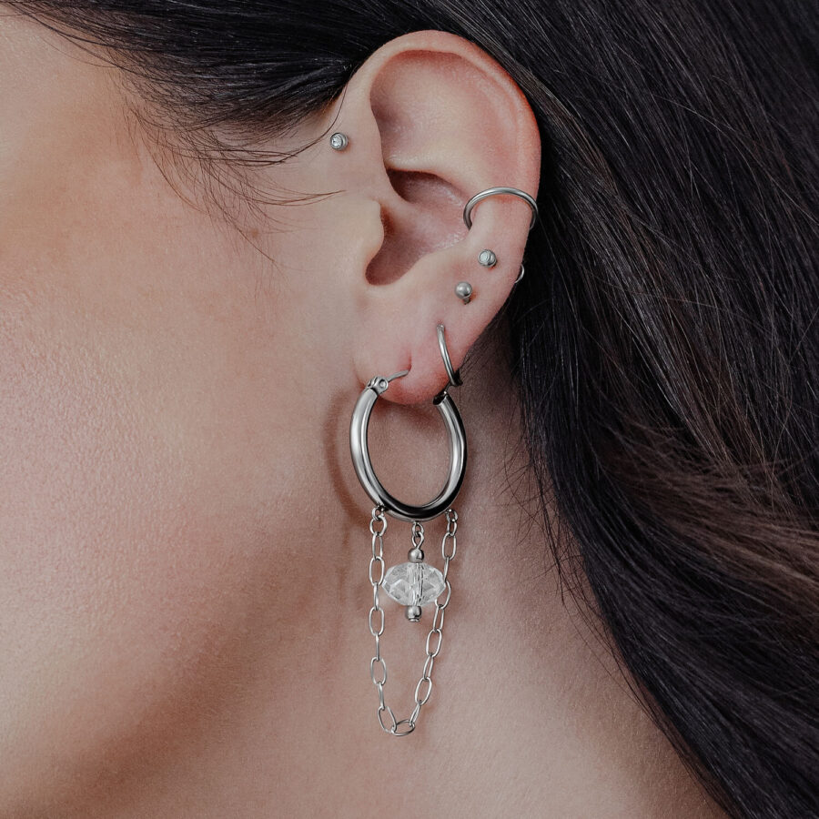 Oreja con aro blanco de piedra y cadena de acero inoxidable en acabado plateado