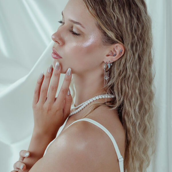Mujer con pendiente, Push Fit Ocean Gleam Cristal, cristales plateados y lavanda
