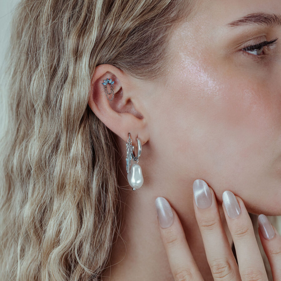 Oreja con accesorio Push Fit plateado, cristales de lavanda y turquesa