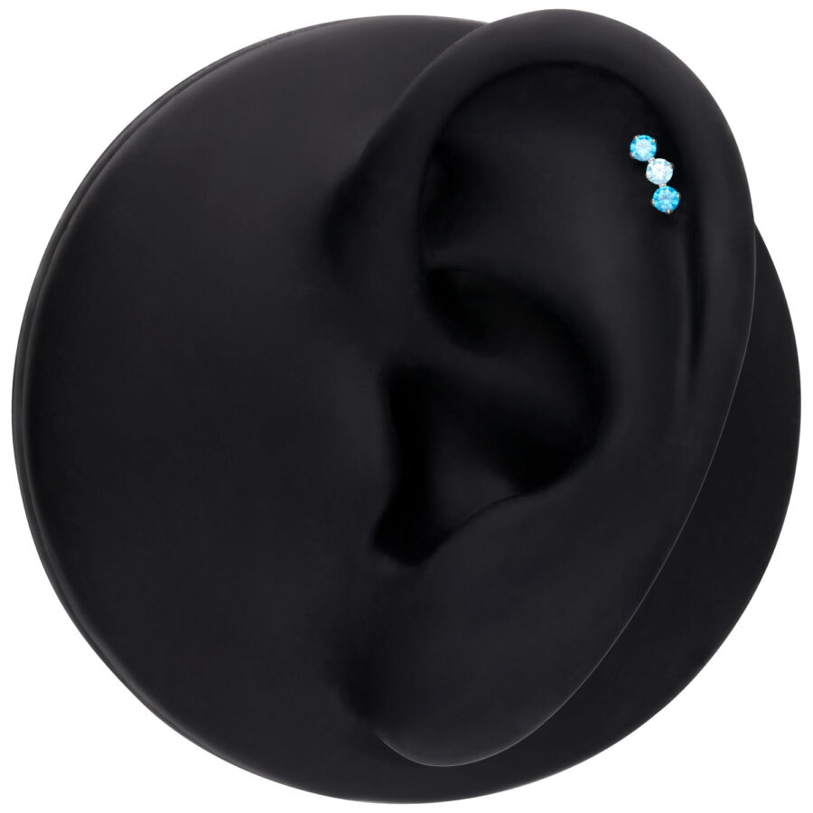Accesorio Push Fit plateado con tres cristales brillantes en lavanda y turquesa sobre modelo de oreja negra