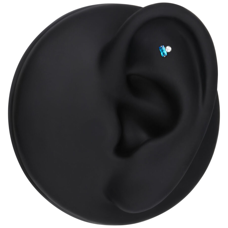Ajuste de titanio plateado con cristal turquesa en la oreja sobre fondo negro