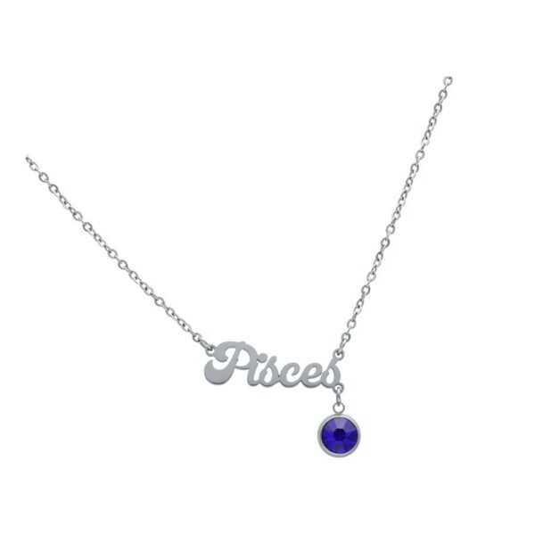 Collar plateado con colgante de Piscis y cristal azul sobre fondo blanco