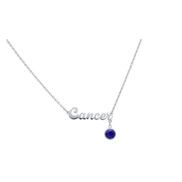 Collar plateado con inscripción 'Cáncer' y colgante de cristal azul sobre fondo blanco