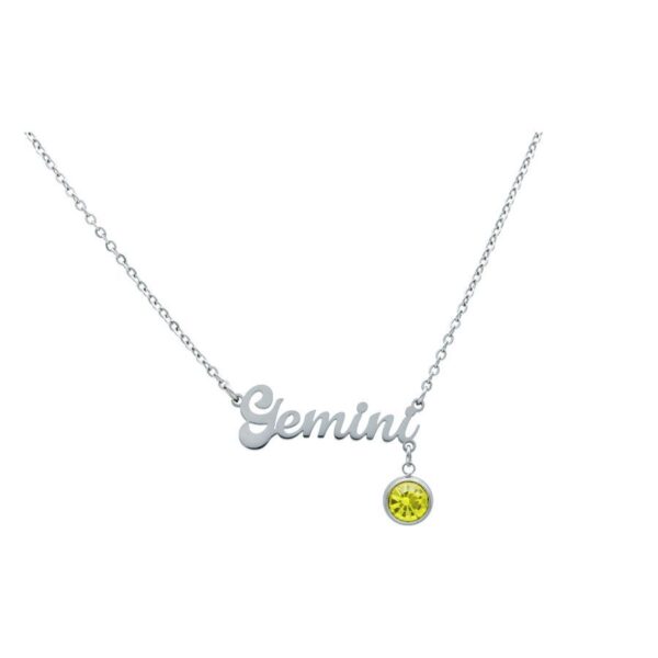 Cadena de plata con el logotipo Gemini y cristal amarillo sobre fondo blanco