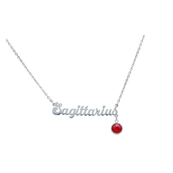 Collar de Sagitario de plata con colgante de cristal rojo sobre fondo blanco