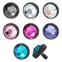 Set aus sieben schwarzen Titan Piercing Aufsätzen mit bunten Kristallen, auf weißem Hintergrund.