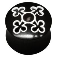 Túnel de cuerno negro con patrón blanco en forma de cruz sobre fondo negro