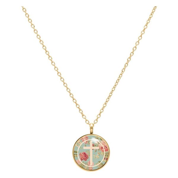 Collar dorado con colgante redondo, cruz y patrón de rosas sobre fondo menta