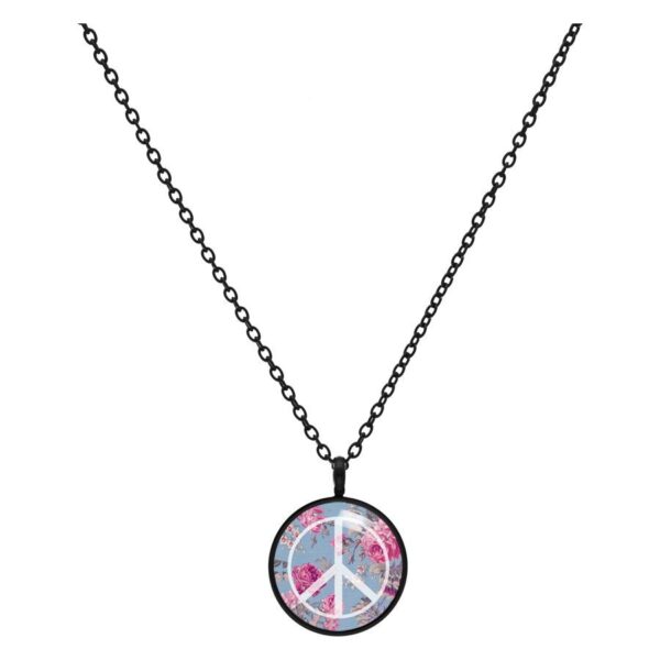 Collar negro con colgante redondo, símbolo de paz, detalles azules y rosas sobre fondo blanco