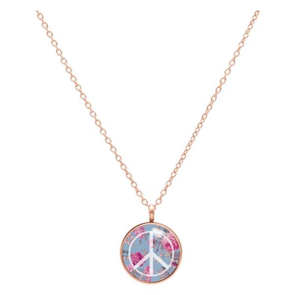 Collar de oro rosa con colgante de paz azul sobre fondo blanco