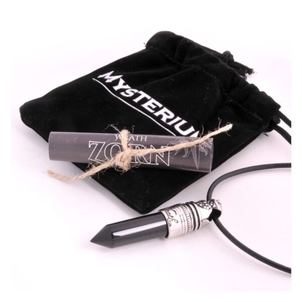 Collar negro con colgante plateado sobre fondo blanco, bolsa aterciopelada