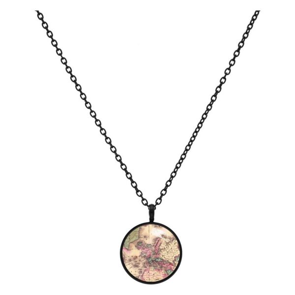 Collar con colgante negro y motivo de mapa sobre fondo blanco