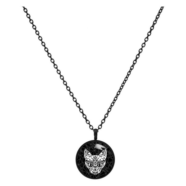 Collar negro de acero quirúrgico con colgante de gato sobre fondo blanco
