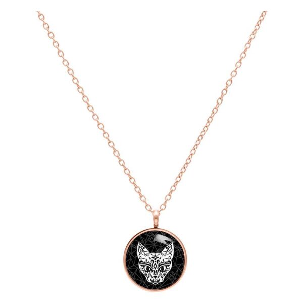 Collar de oro rosa con colgante redondo de gato negro sobre fondo blanco