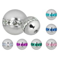 Silberner Piercingaufsatz mit bunten Kristallen auf weißem Hintergrund