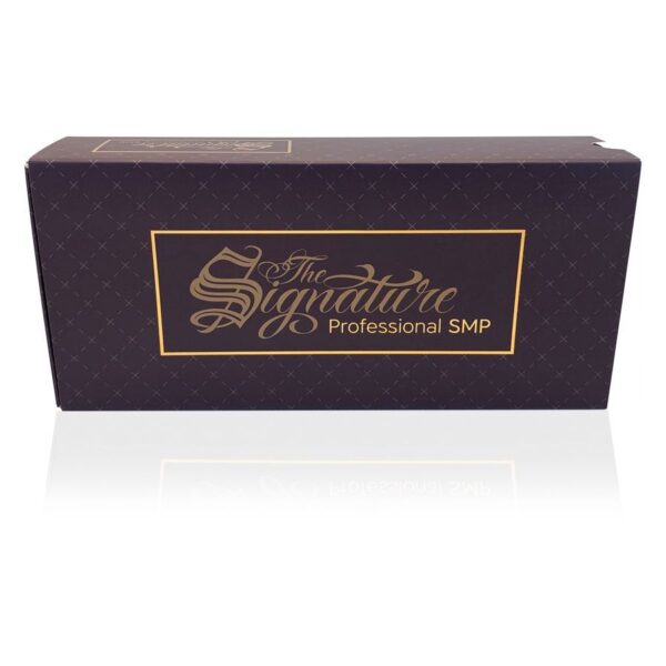 Caja negra con inscripción dorada 'The Signature Professional SMP' sobre fondo blanco
