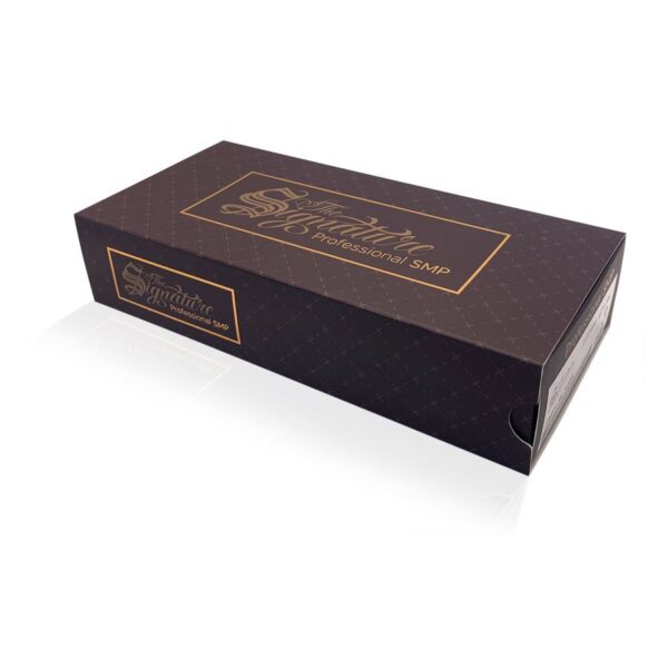 Caja negra con inscripción dorada 'The Signature Professional SMP' sobre fondo blanco