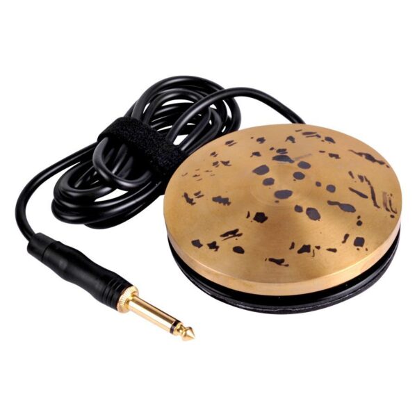 Pedal redondo 360 de latón con cable y enchufe negro