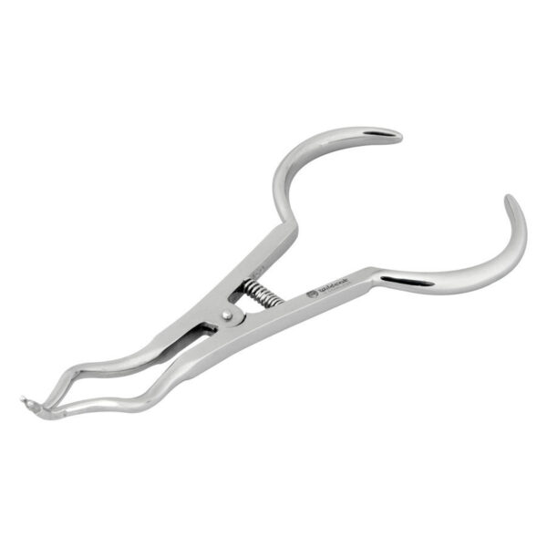 Pinza abre anillos plateada sobre fondo blanco, abierta