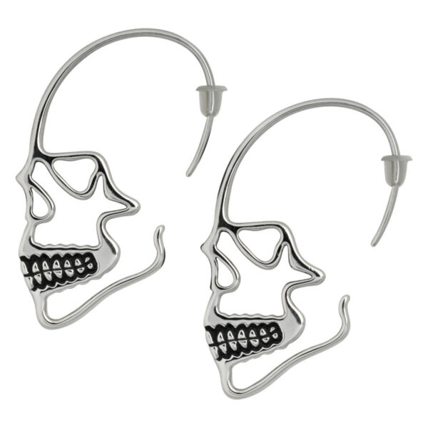 Dos pendientes de calavera plateados de acero quirúrgico 316L sobre fondo blanco
