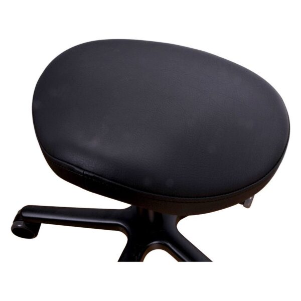 Silla redonda de cuero sintético negro con base de aluminio sobre fondo blanco