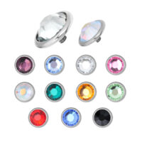 Silberne Titanaufsätze mit bunten Kristallen auf weißem Hintergrund