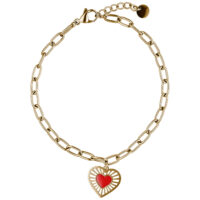 Pulsera Sacred Heart en metal dorado Pulsera dorada con colgante de corazón rojo sobre fondo blanco