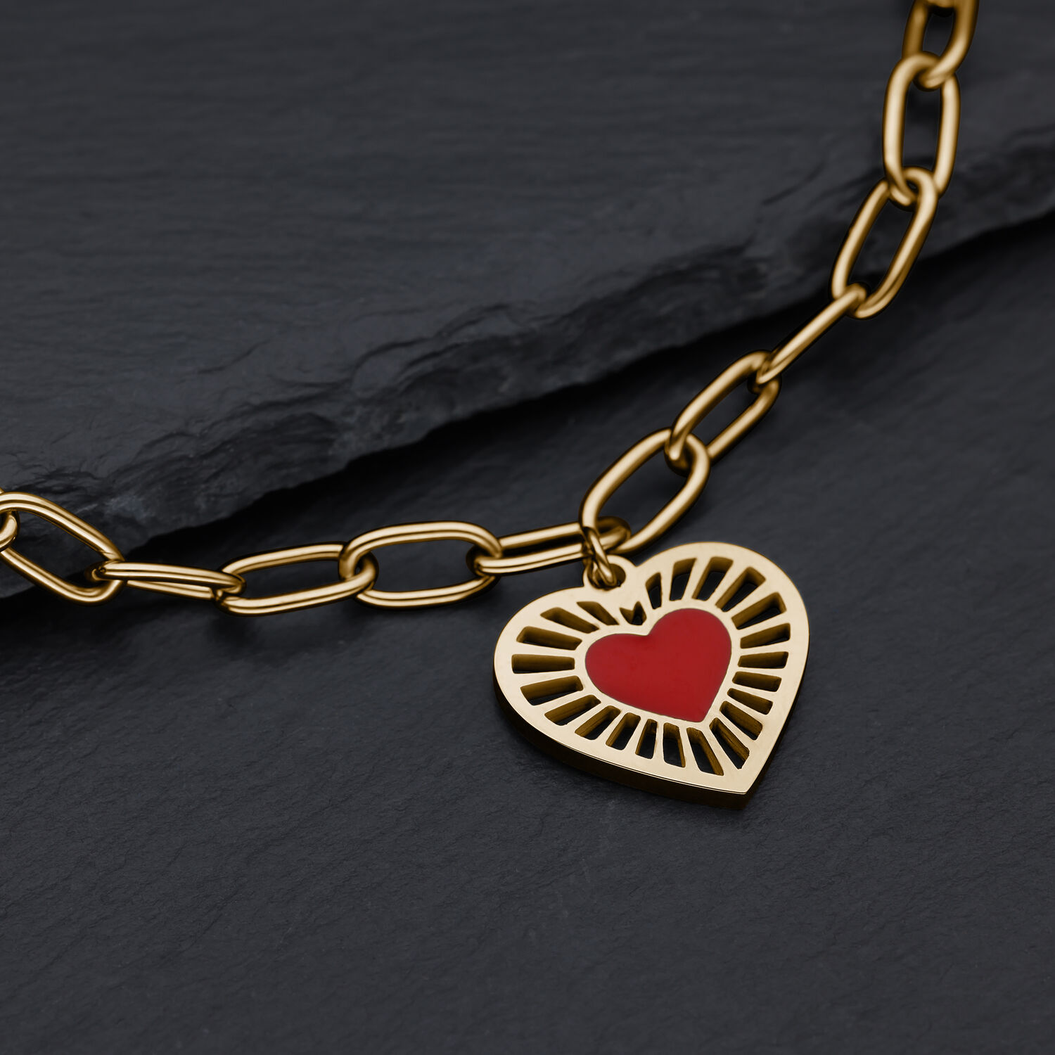 Pulsera Sacred Heart en Oro - Ajustable Pulsera dorada con colgante de corazón sobre fondo negro