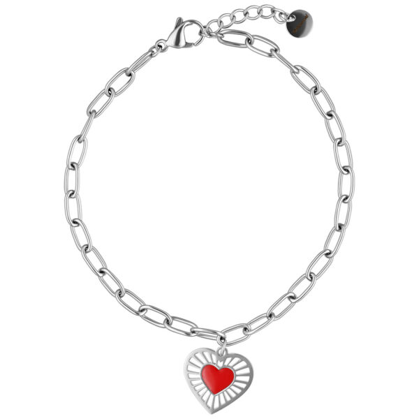 Pulsera plateada de acero quirúrgico con colgante de corazón rojo sobre fondo blanco